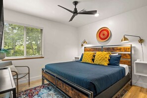 2 slaapkamers, een bureau, een strijkplank/strijkijzer, wifi