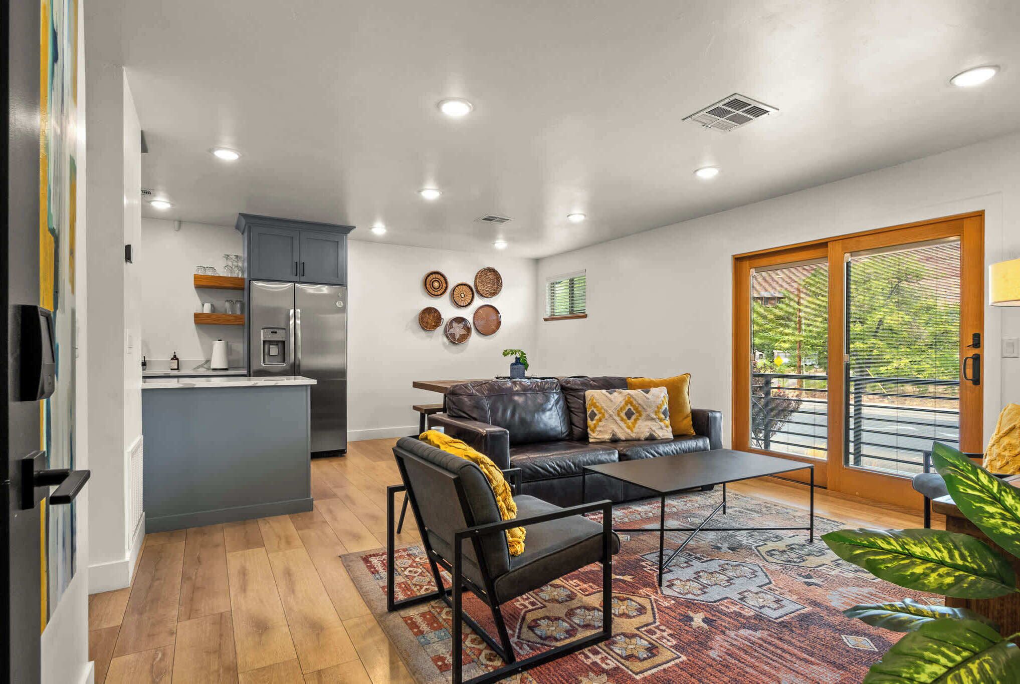 Een televisie, een stereo en een kantoor