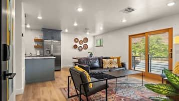 Een televisie, een stereo en een kantoor