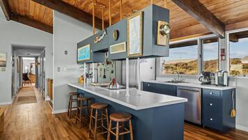 House, 5 Bedrooms | Private kitchen | Fridge, oven, coffee/tea maker, toaster