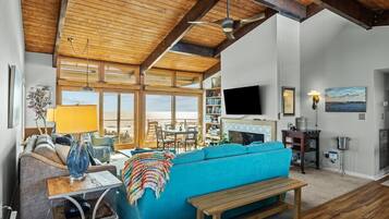 House, 5 Bedrooms | Living area