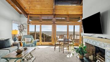 House, 5 Bedrooms | Living area