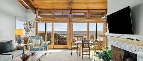 House, 5 Bedrooms | Living area