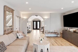 تلفزيون، مدفأة، مكتب