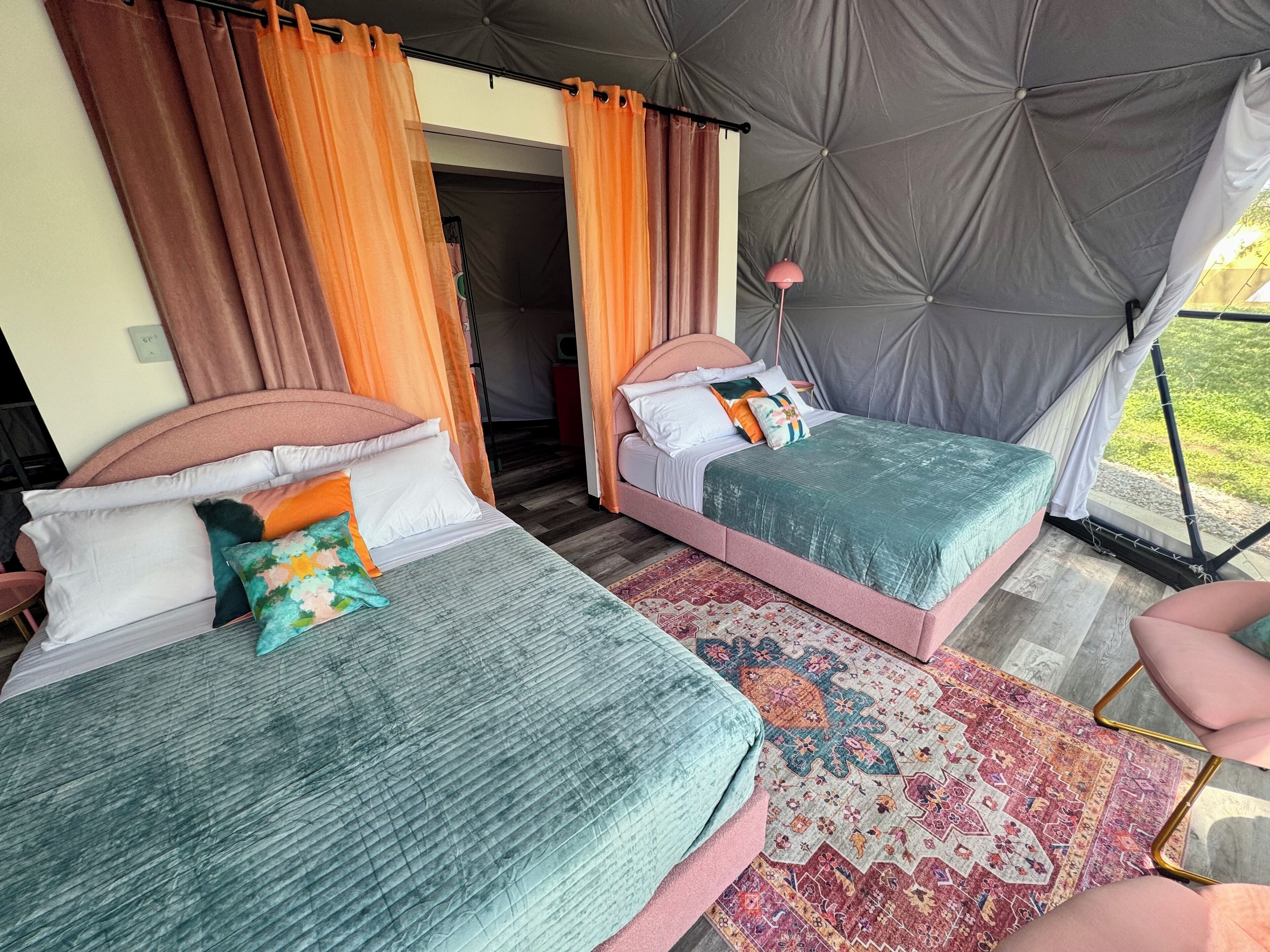 Een knus slaapkamer met twee bedden, een kamerbreed tapijt en uitzicht op de omgeving.