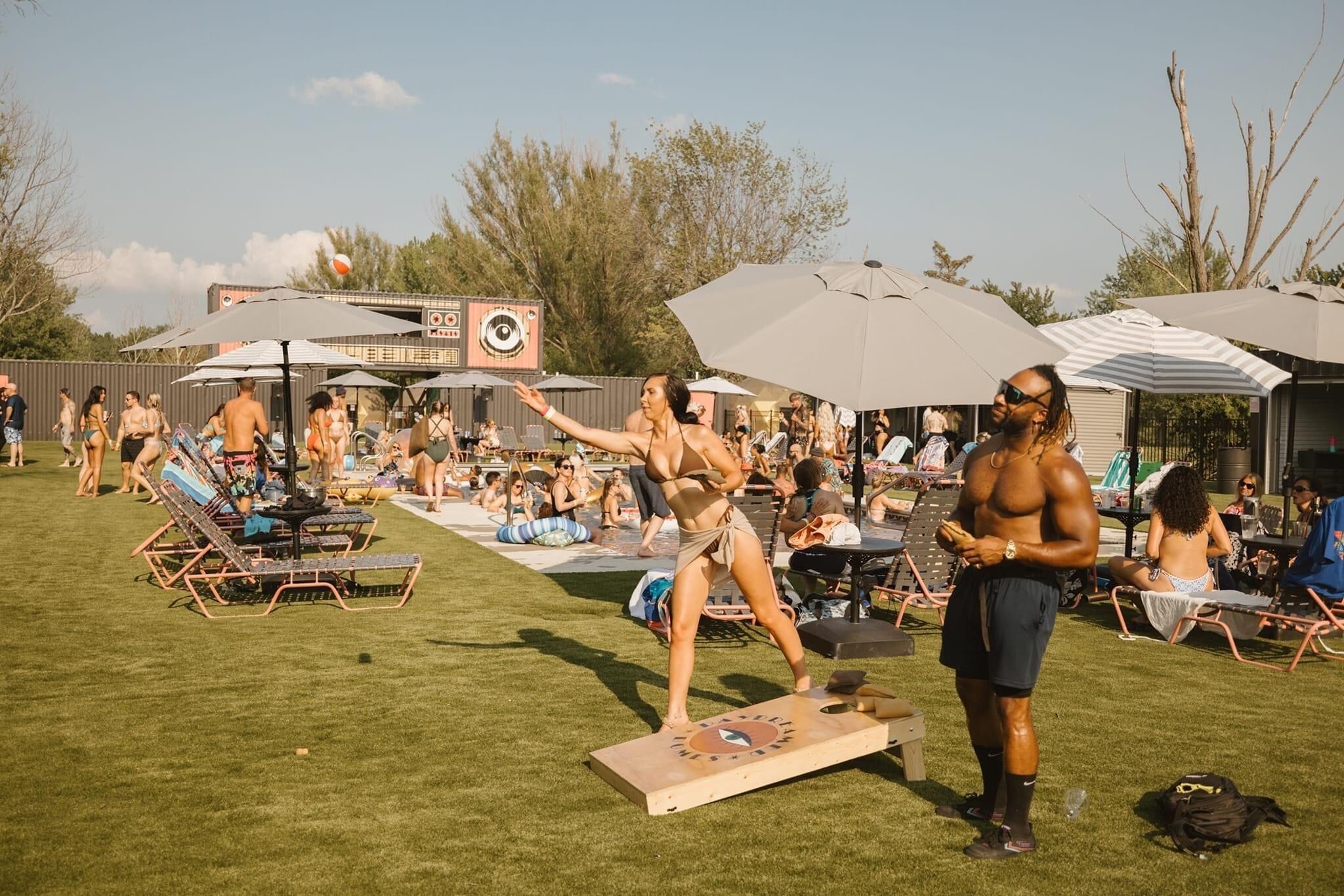 Un espace aménagé au bord de la piscine, avec des chaises longues et des parasols.