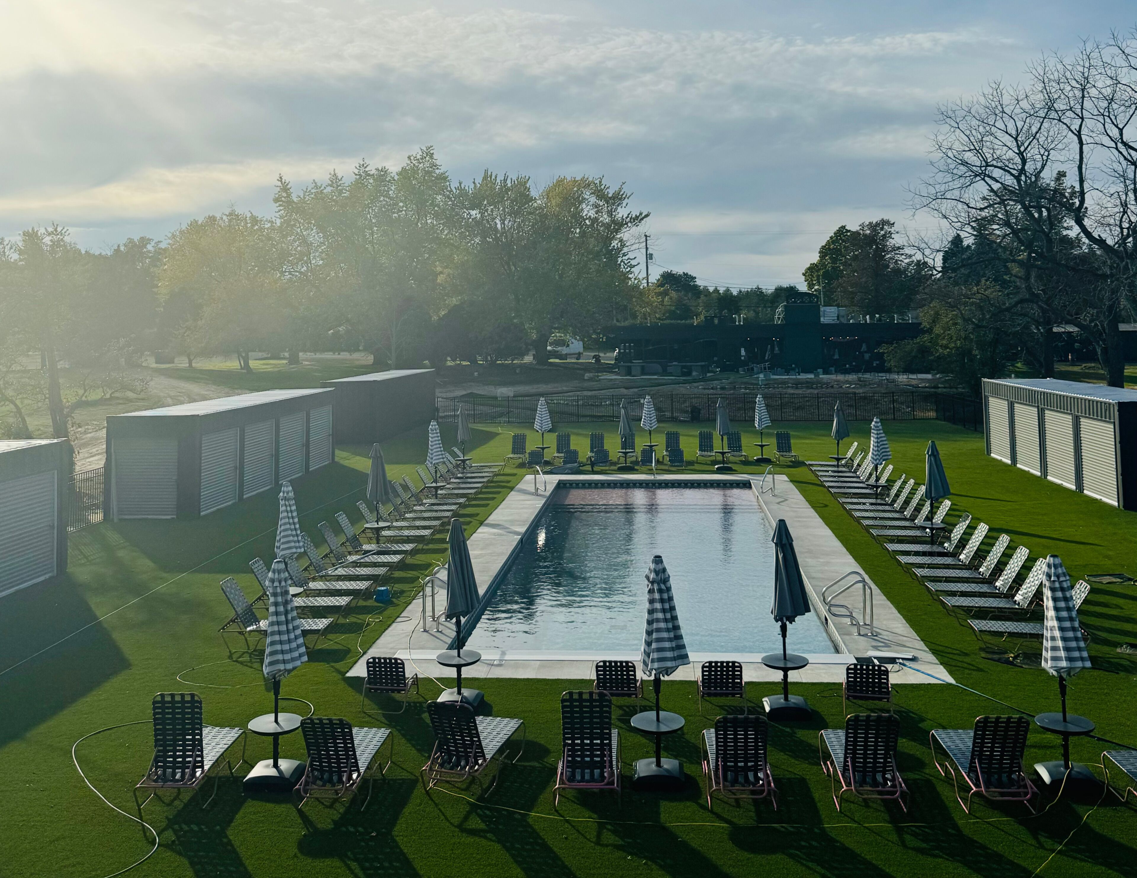 Alberca al aire libre y camas balinesas gratuitas 