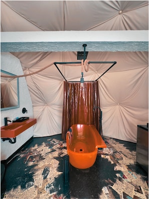Panoramic-Einzelzimmer | Badezimmer | Komfortbadewanne, Regendusche, kostenlose Toilettenartikel, Handtücher