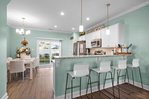 Condo, 3 Bedrooms | Dapur peribadi | Peti sejuk, ketuhar, pembancuh kopi/teh, pembakar roti 