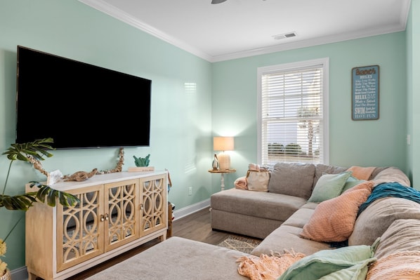 Condo, 3 phòng ngủ | Khu phòng khách | Smart TV