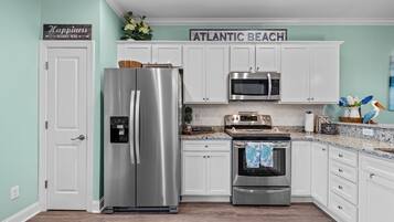 Condo, 3 Bedrooms | Private kitchen | Fridge, oven, coffee/tea maker, toaster