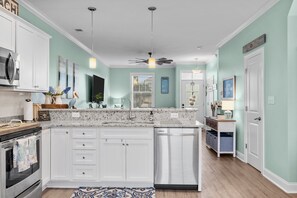 Condo, 3 Bedrooms | Dapur peribadi | Peti sejuk, ketuhar, pembancuh kopi/teh, pembakar roti 