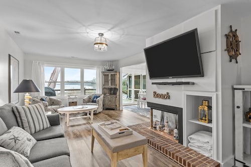 Water's Edge Retreat 3 Bedroom Home by RedAwning