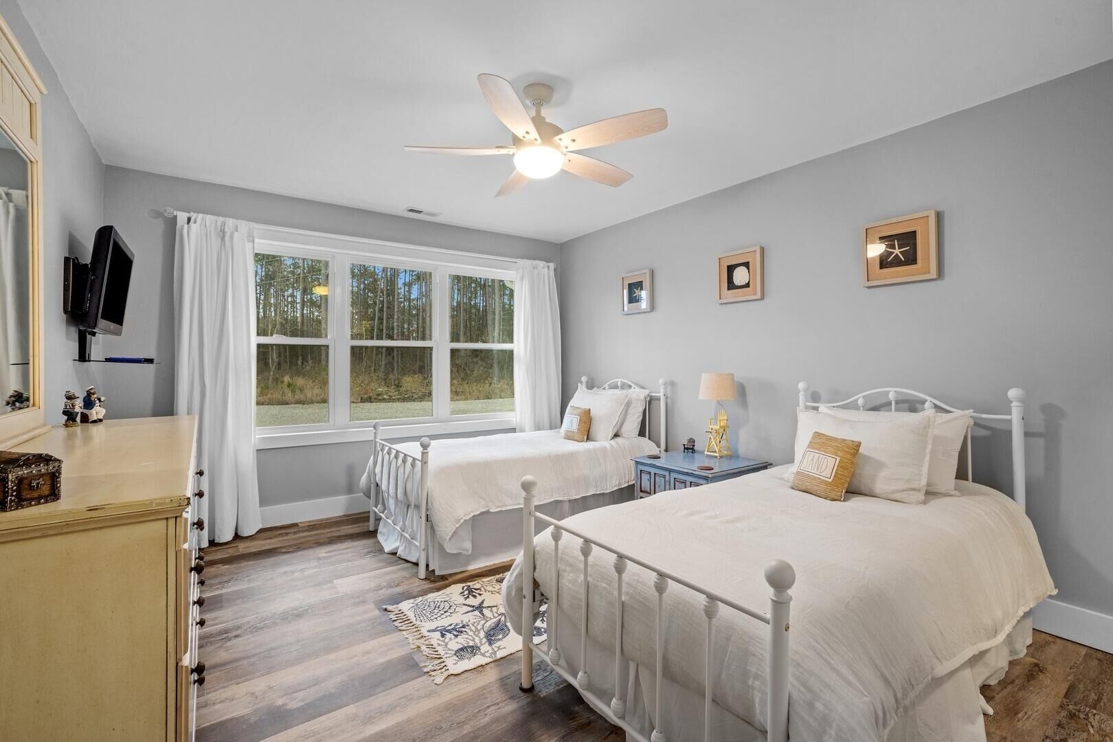 Water's Edge Retreat 3 Bedroom Home by Redawning