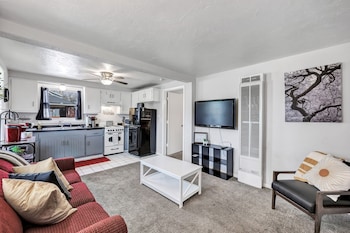 Canadeo's Cottage- 1 Bedroom Suite, Close to Lambeau! 1 Apts by