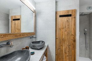 Een douche, een haardroger, handdoeken