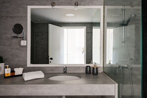 Hårtørrer, håndklæder, Sæbe, Toiletpapir