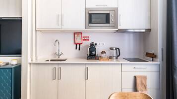 Een koelkast, een microgolfoven, een kookplaat