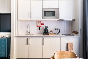 Geladeira, micro-ondas, cooktop, cafeteira/chaleira