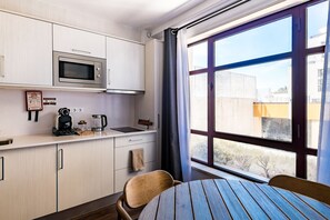 Réfrigérateur, micro-ondes, plaque de cuisson, cafetiÚre/bouilloire