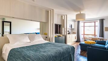 Een strijkplank/strijkijzer, reisbedje, gratis wifi, beddengoed