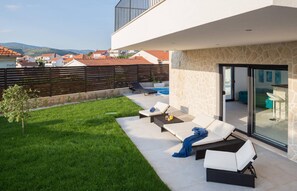 Villa, Smoking
