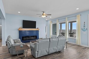 獨棟房屋, 4 間臥室 | 起居區 | 智慧型電視