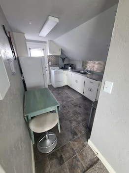 Nitschke's Nest- 1 Bedroom Suite with a private deck! 1 Apts by