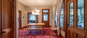 Historic Roe Parker 1 Bedroom Home by RedAwning