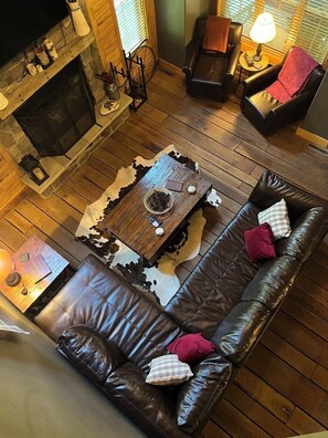 Smart TV, caminetto, videogiochi, libri