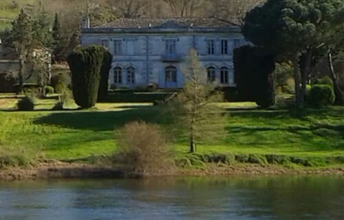Château tout confort surplombant la Dordogne
