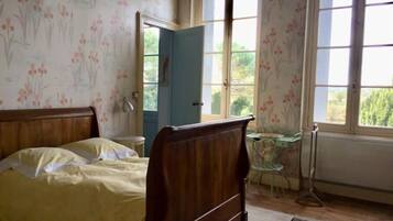 6 slaapkamers, een strijkplank/strijkijzer, reisbedje, gratis wifi