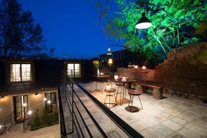 Outdoor dining - Retro Casa w Historic Courtyard & Terrace (T'bilisi)
