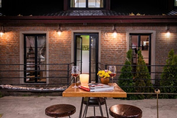 Outdoor dining - Bohemian Boat House 2-story with Courtyard (T'bilisi)