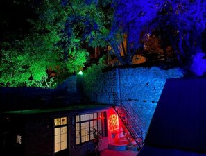 المنطقة المحيطة بالمنشأة