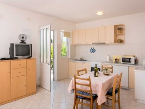 Departamento | Cocina privada | Refrigerador, microondas, horno y parrilla de estufa 