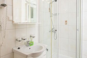 Departamento | Baño | Regadera, secadora de cabello, toallas 