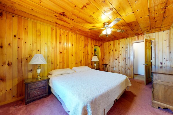 3 bedrooms, Internet, bed sheets - Getaway apartment home with full kitchen, washer/dryer, streaming services. & TV (Greenville)