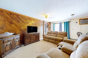 TV - Getaway apartment home with full kitchen, washer/dryer, streaming services. & TV (Greenville)