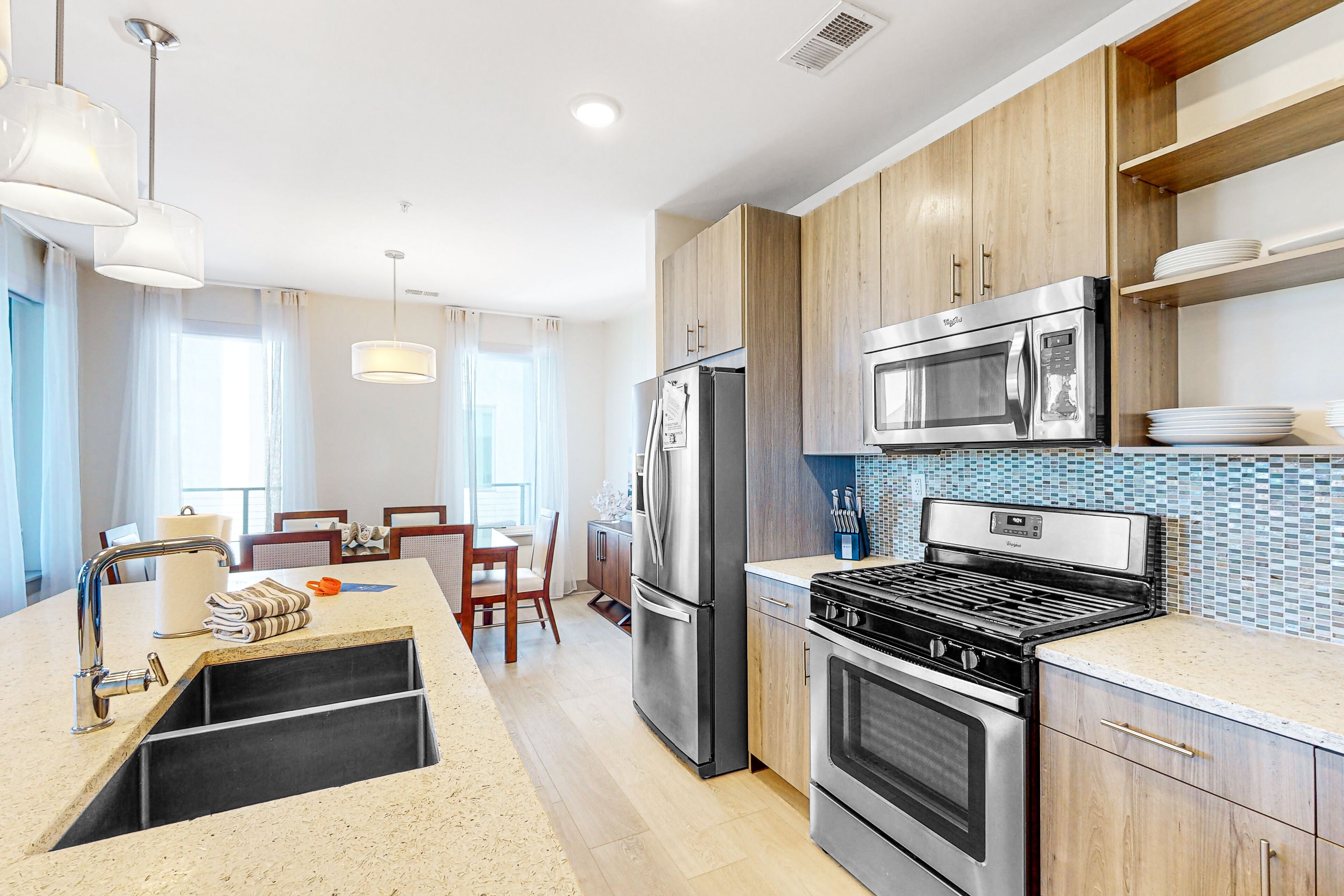 Modern, bright condo with a pool, hot tub, and gym - wrap-around balcony & AC