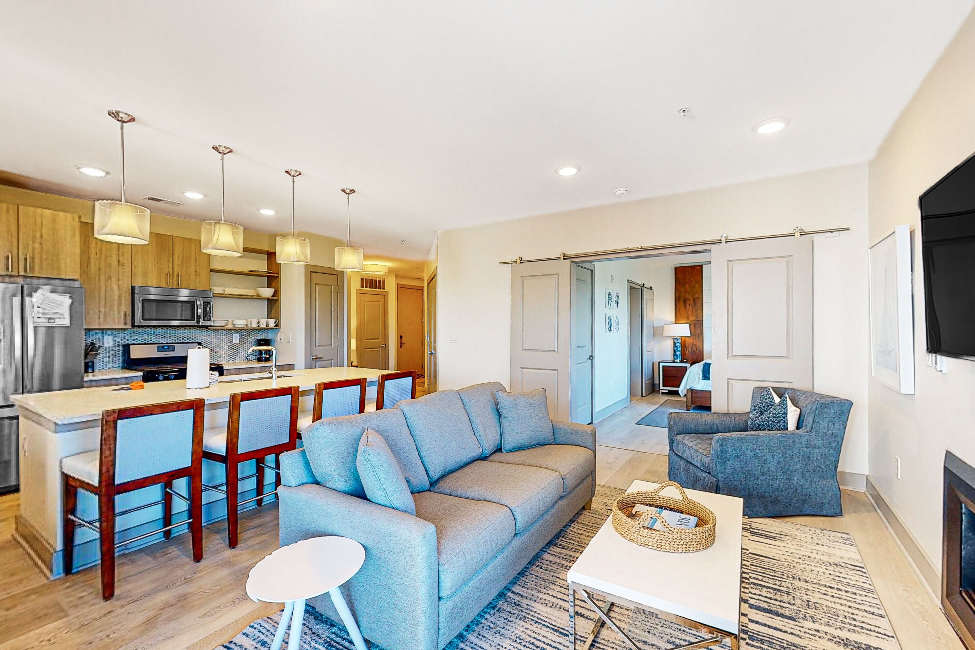 Modern, bright condo with a pool, hot tub, and gym - wrap-around balcony & AC