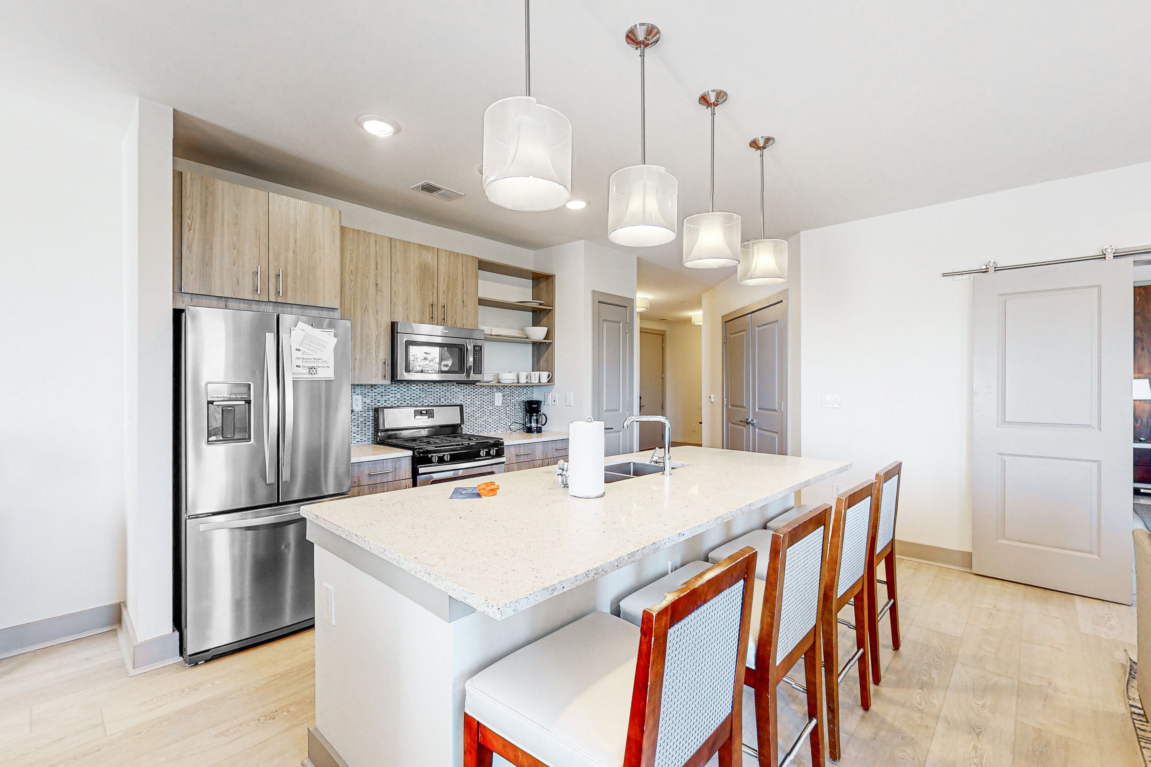 Modern, bright condo with a pool, hot tub, and gym - wrap-around balcony & AC