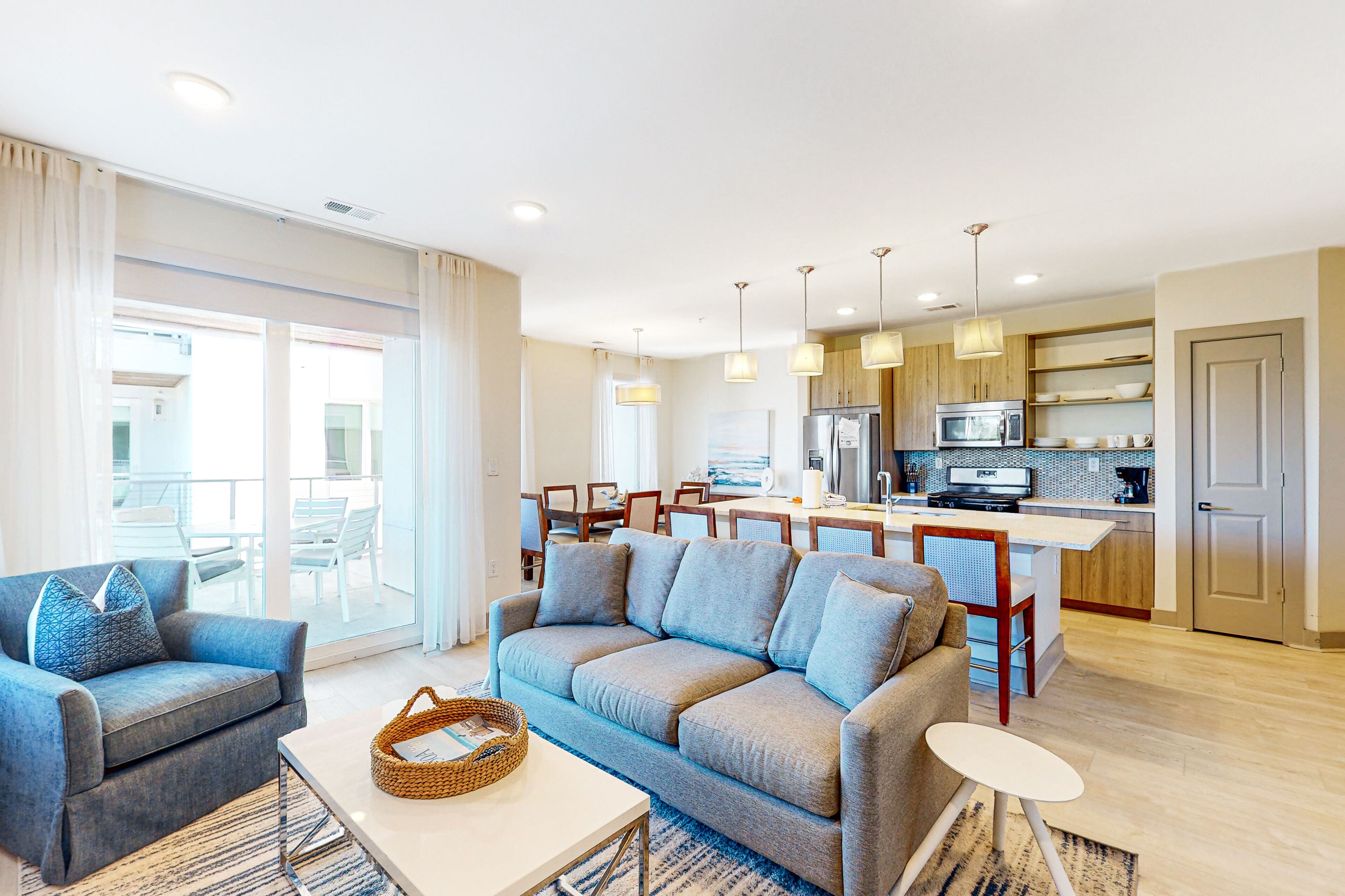 Modern, bright condo with a pool, hot tub, and gym - wrap-around balcony & AC