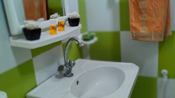 Sèche-cheveux, serviettes fournies, savon