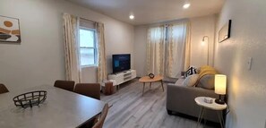 Smart TV, books - Bighorn Loft in Downtown Custer, Sleeps 6 (Custer)