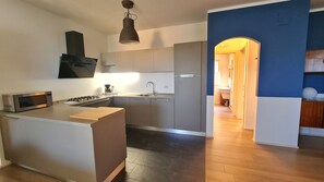 Kühlschrank, Mikrowelle, Geschirrspüler