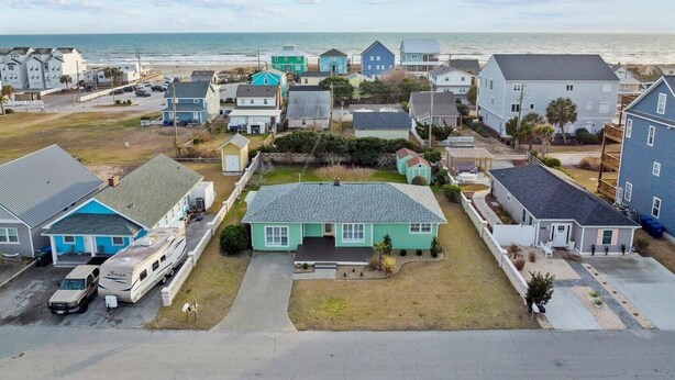 Exterior - Salt Life 3 Bedroom Home by RedAwning (Atlantic Beach)