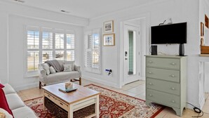 Living area - Salt Life 3 Bedroom Home by RedAwning (Atlantic Beach)