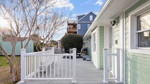 Terrace/patio - Salt Life 3 Bedroom Home by RedAwning (Atlantic Beach)