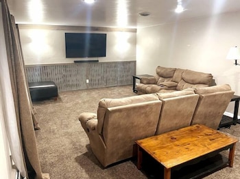 Newly Updated! 10 Minute Walk To Lambeau 4 Bedroom Home by RedAw